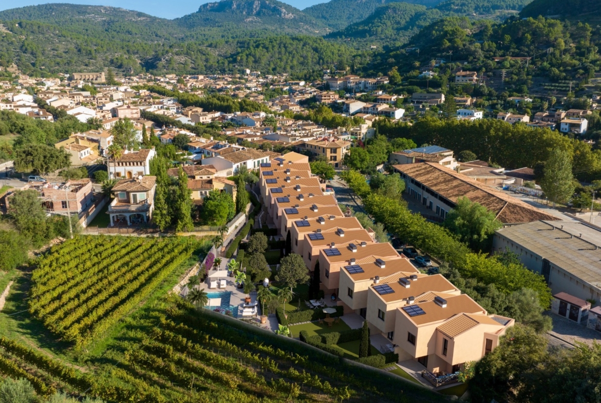 Panorama Esporles i zabudowy ES Voltor na tle gór Serra de Tramuntana na Majorce.