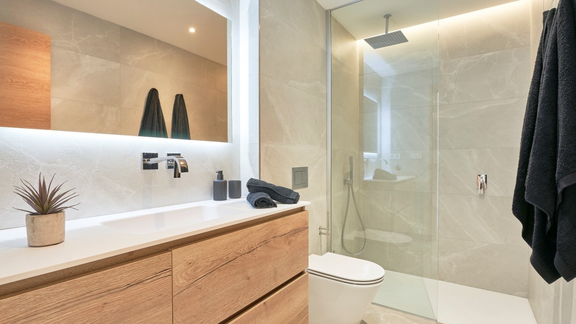 Nowoczesna łazienka z prysznicem walk‑in, jasnymi płytkami i dużym lustrem w ES Voltor w Esporles.