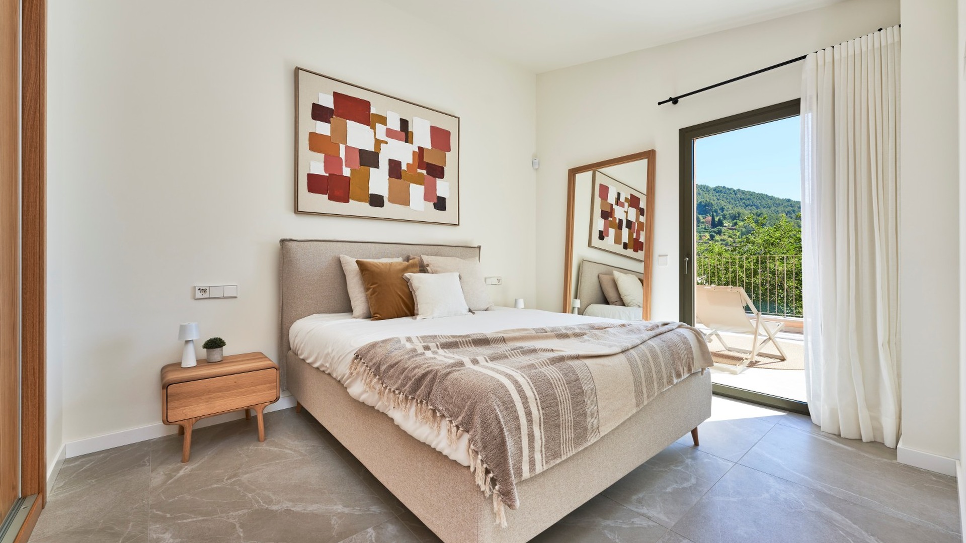 Sypialnia z łóżkiem małżeńskim, obrazem i wyjściem na taras z widokiem na zieleń – ES Voltor, Esporles.