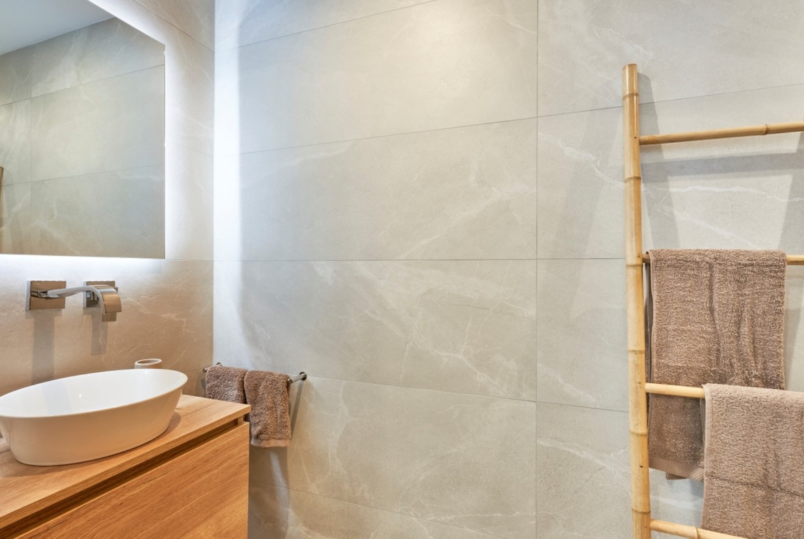 Toaleta dzienna z umywalką nablatową, lustrem z podświetleniem i drabiną na ręczniki – ES Voltor, Esporles.