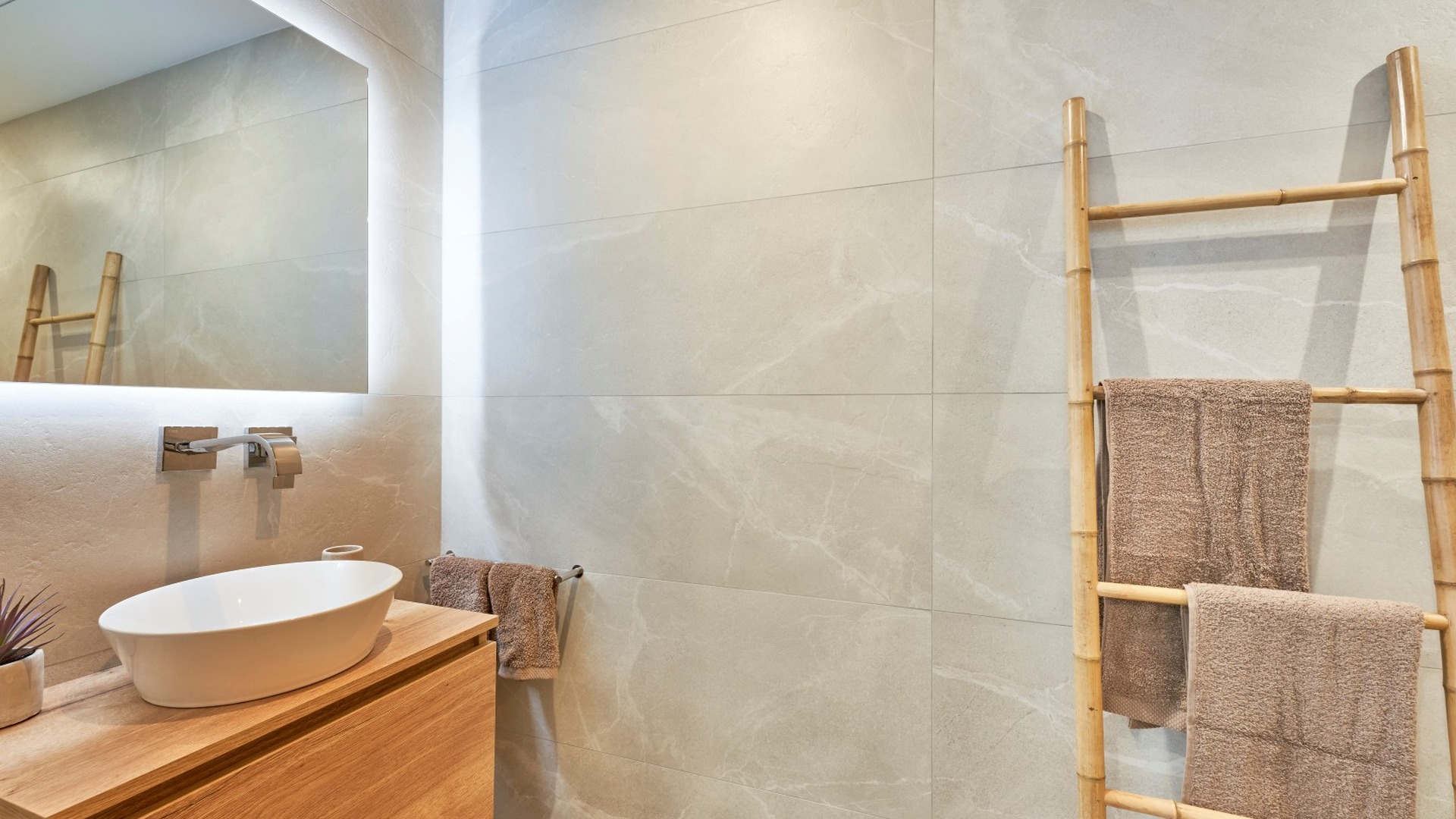 Toaleta dzienna z umywalką nablatową, lustrem z podświetleniem i drabiną na ręczniki – ES Voltor, Esporles.