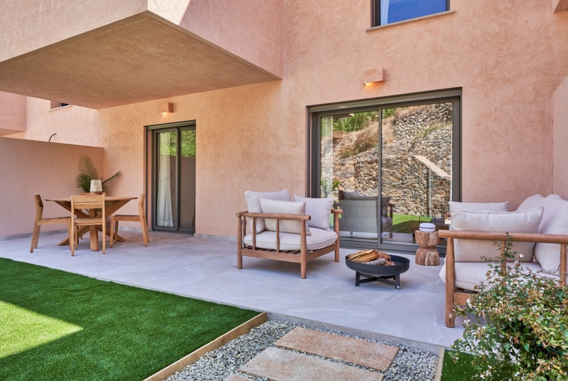 Prywatny ogród z tarasem, sofami ogrodowymi i strefą jadalnianą – ES Voltor w Esporles.