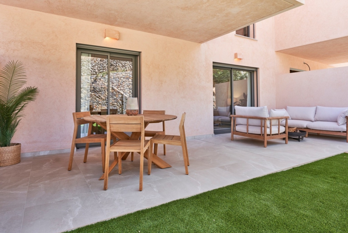 Taras przy salonie z zestawem wypoczynkowym i sztuczną trawą – inwestycja ES Voltor, Esporles.