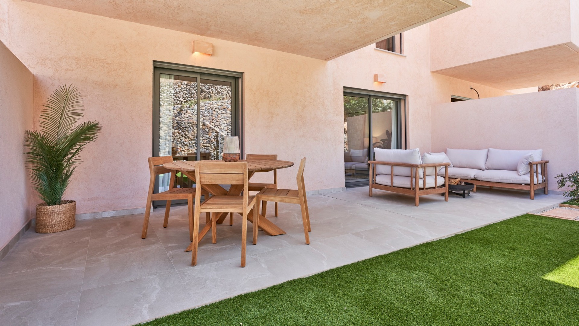 Taras przy salonie z zestawem wypoczynkowym i sztuczną trawą – inwestycja ES Voltor, Esporles.