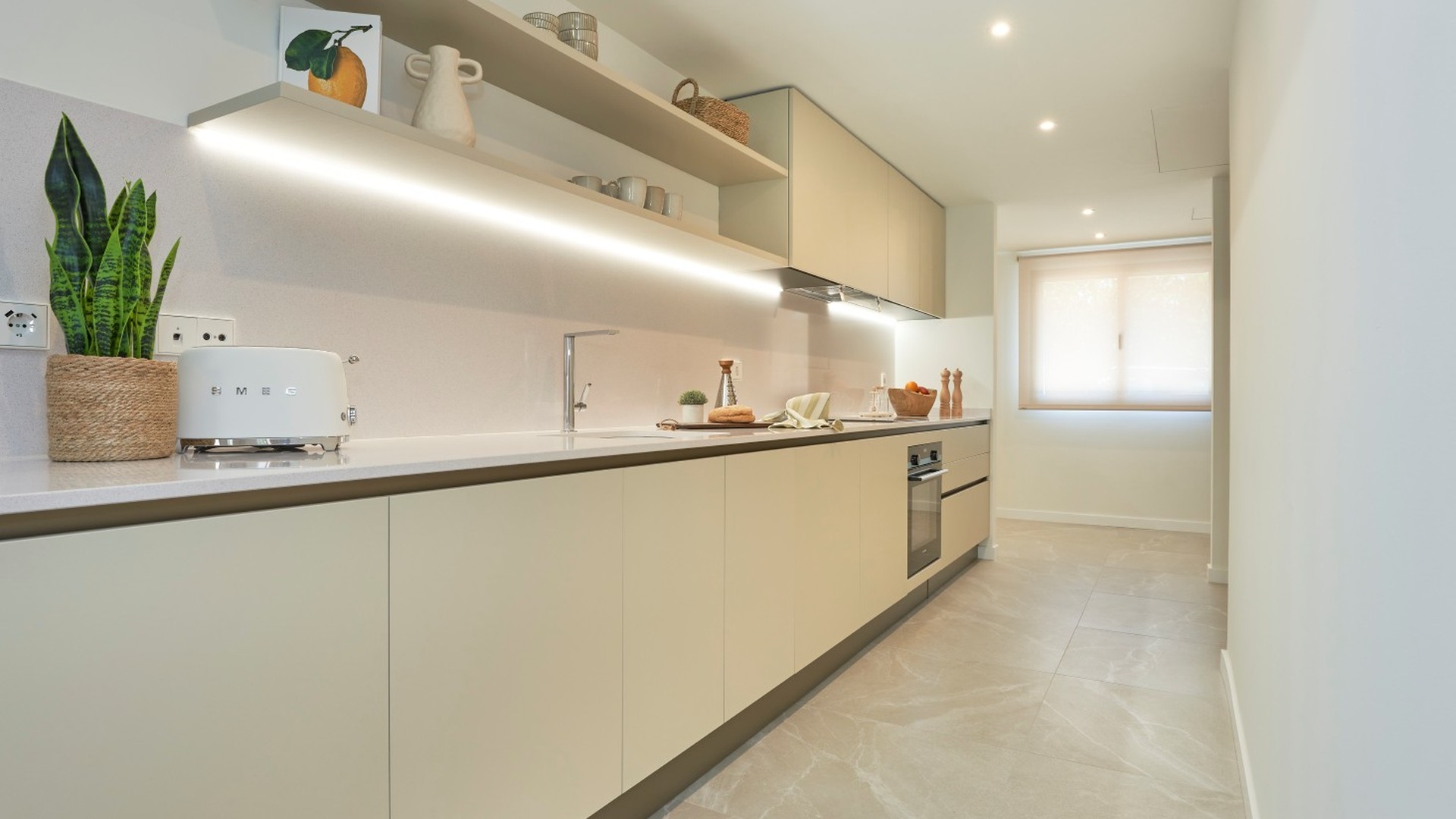 Jasna kuchnia jednorzędowa z oświetleniem podszafkowym i półkami otwartymi w ES Voltor, Esporles.