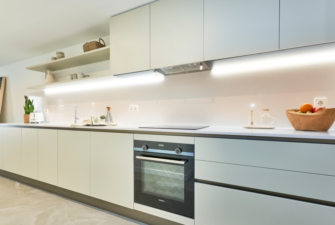 Nowoczesna kuchnia z piekarnikiem, płytą i oświetleniem LED w inwestycji ES Voltor w Esporles.