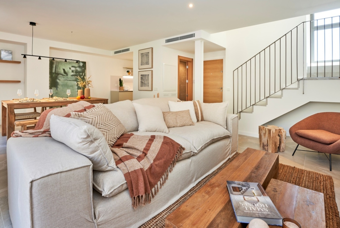 Przestronny salon z dużą sofą, stołem jadalnianym i schodami – inwestycja ES Voltor, Esporles.