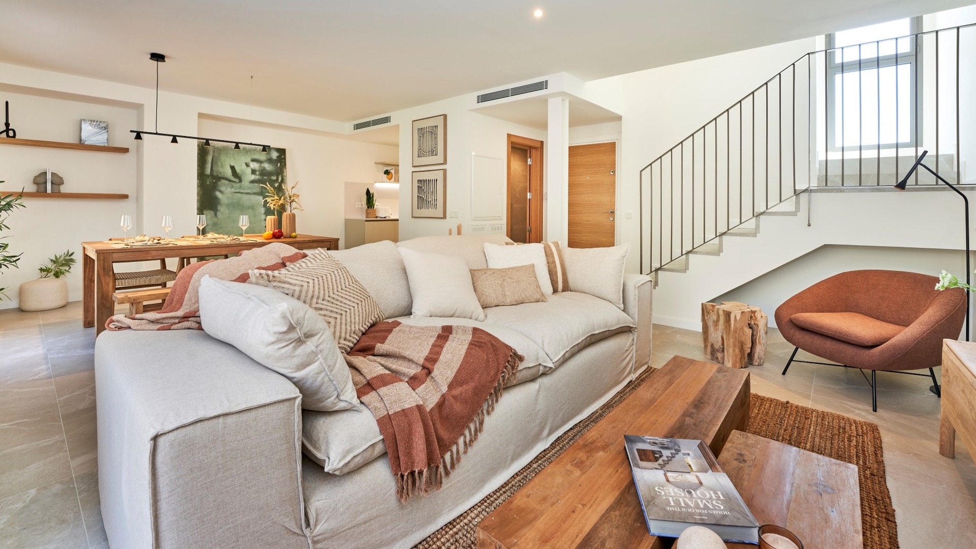 Przestronny salon z dużą sofą, stołem jadalnianym i schodami – inwestycja ES Voltor, Esporles.