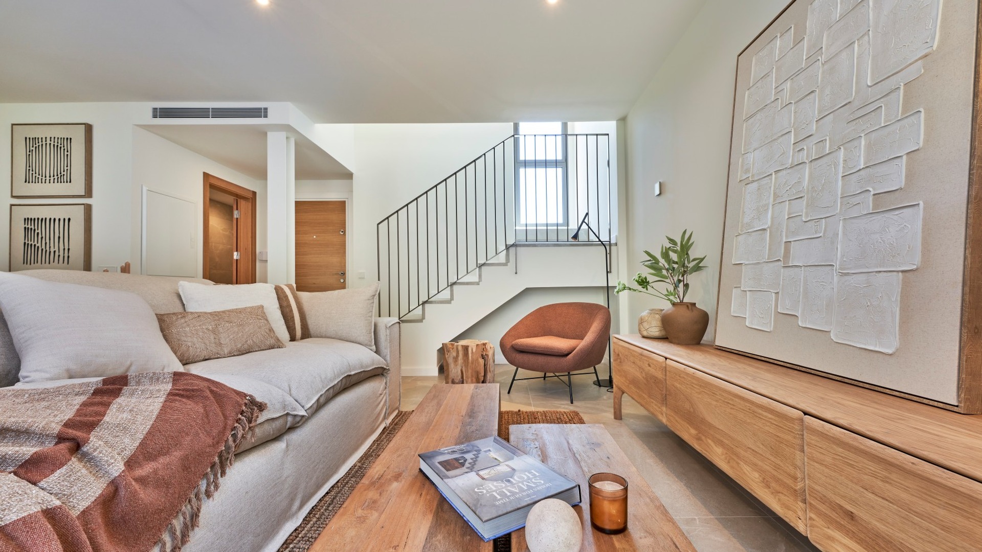 Salon z fotelem, lampą stojącą i schodami; nowoczesna aranżacja w ES Voltor, Esporles.