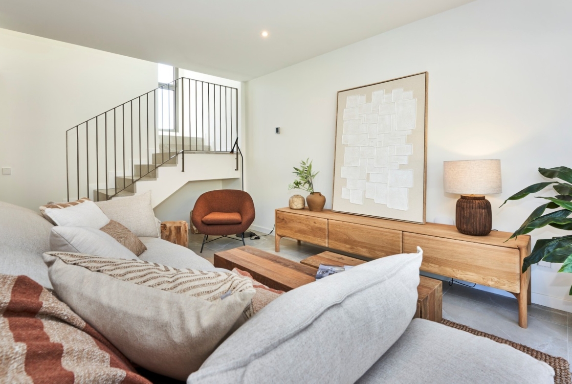 Salon z komodą i dużym obrazem, przeszklone wyjście na taras i ogród – ES Voltor, Esporles.