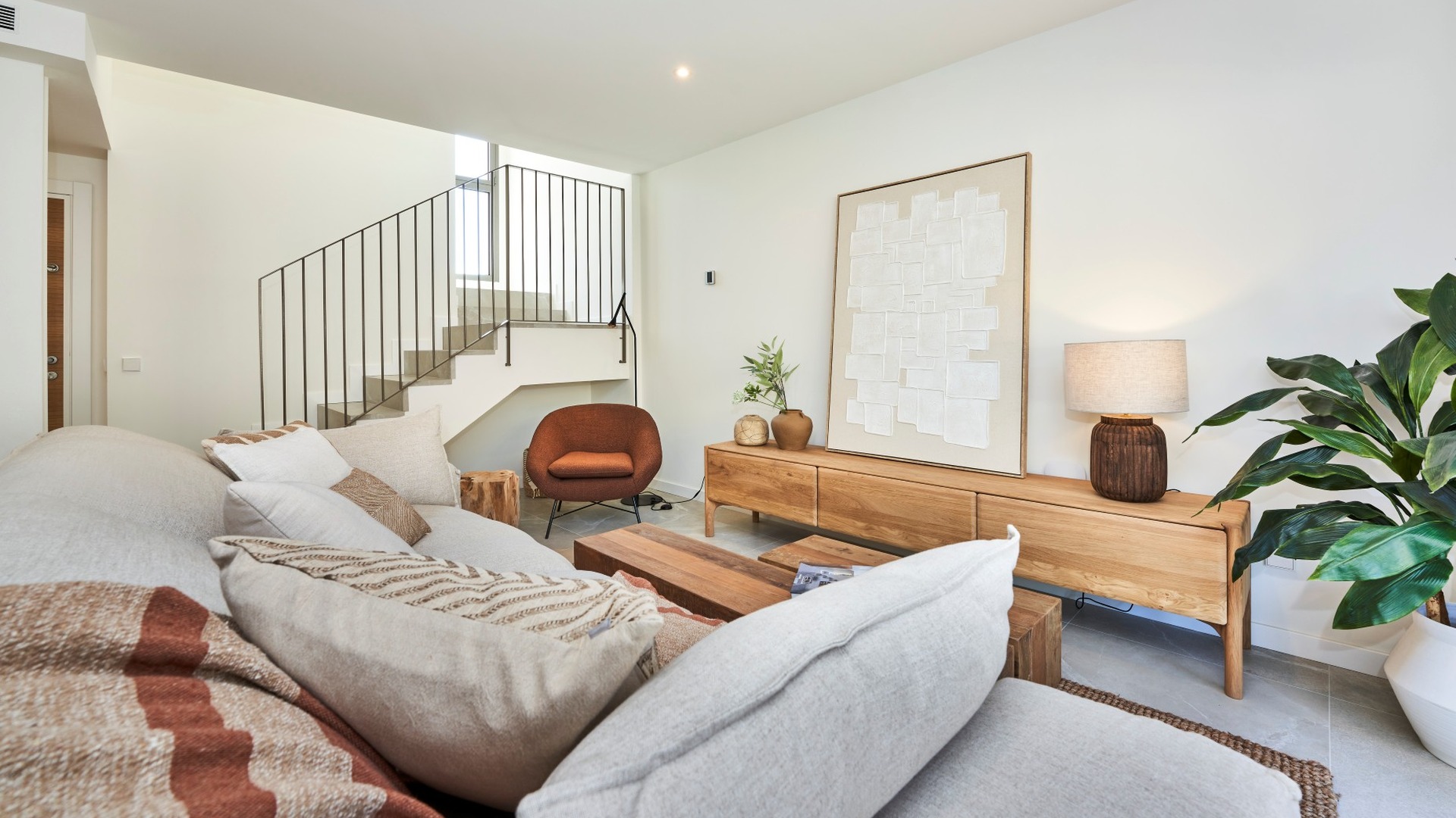 Salon z komodą i dużym obrazem, przeszklone wyjście na taras i ogród – ES Voltor, Esporles.