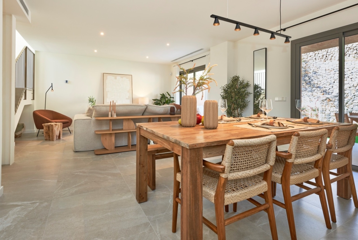 Stół jadalniany z ławką, oświetlenie sufitowe i przejście do kuchni – osiedle ES Voltor, Esporles.
