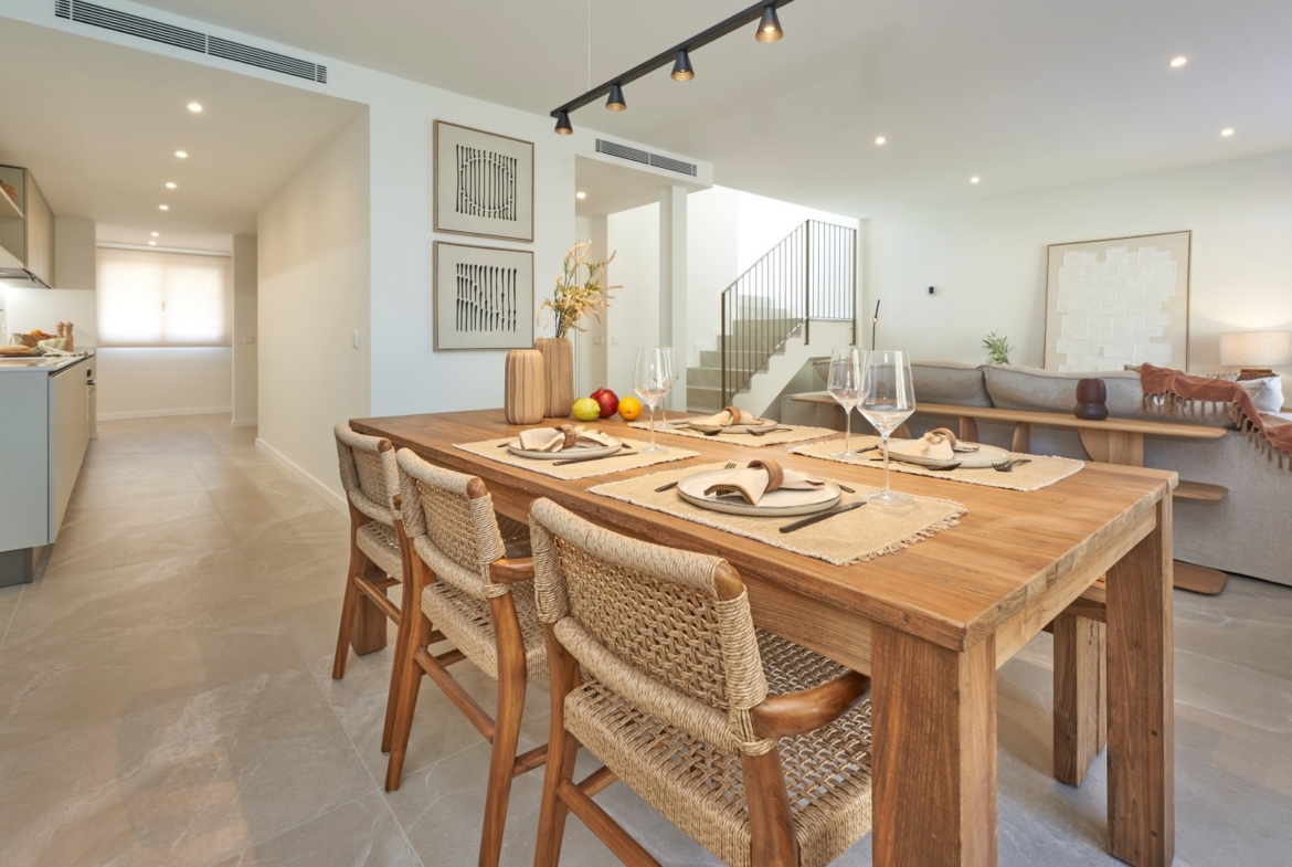 Widok z jadalni na salon i kuchnię w inwestycji ES Voltor w Esporles.