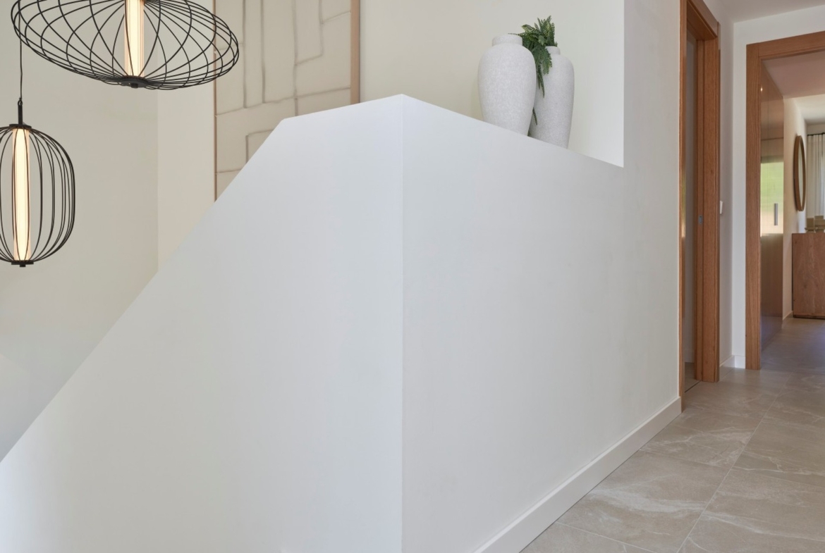 Hol na piętrze z designerskimi lampami i wejściem do sypialni – inwestycja ES Voltor, Esporles.