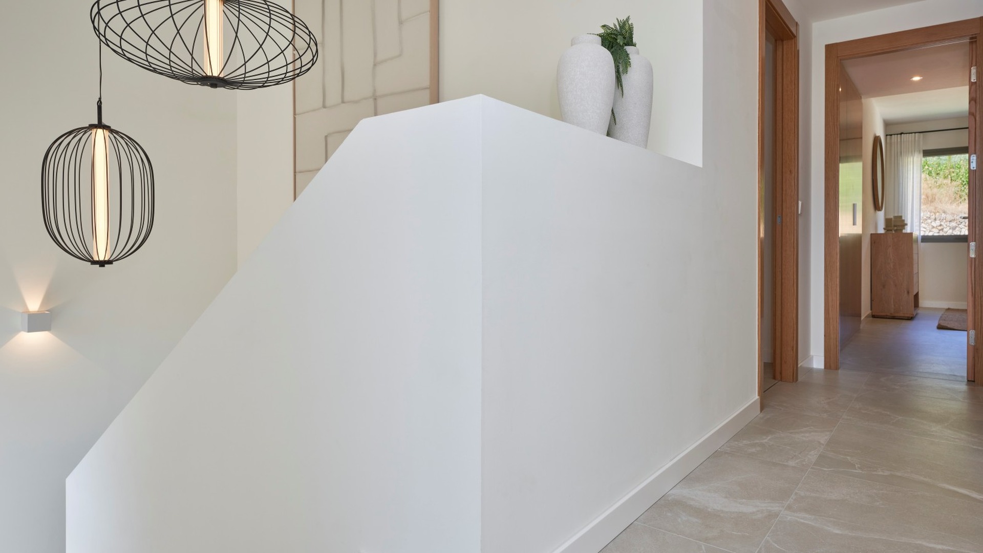 Hol na piętrze z designerskimi lampami i wejściem do sypialni – inwestycja ES Voltor, Esporles.