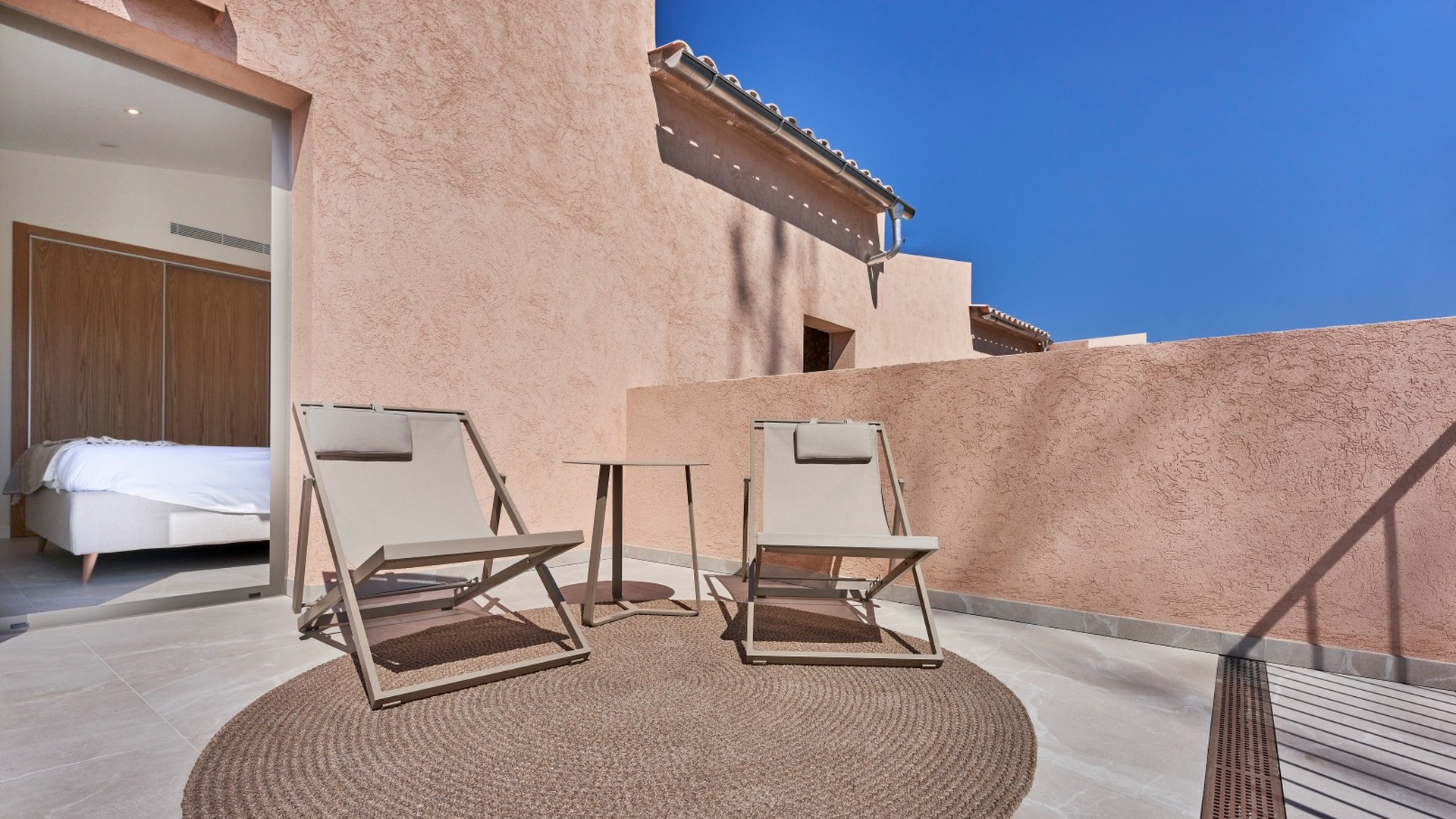 Prywatny taras z dwoma leżakami i stolikiem przy sypialni – inwestycja ES Voltor, Esporles.