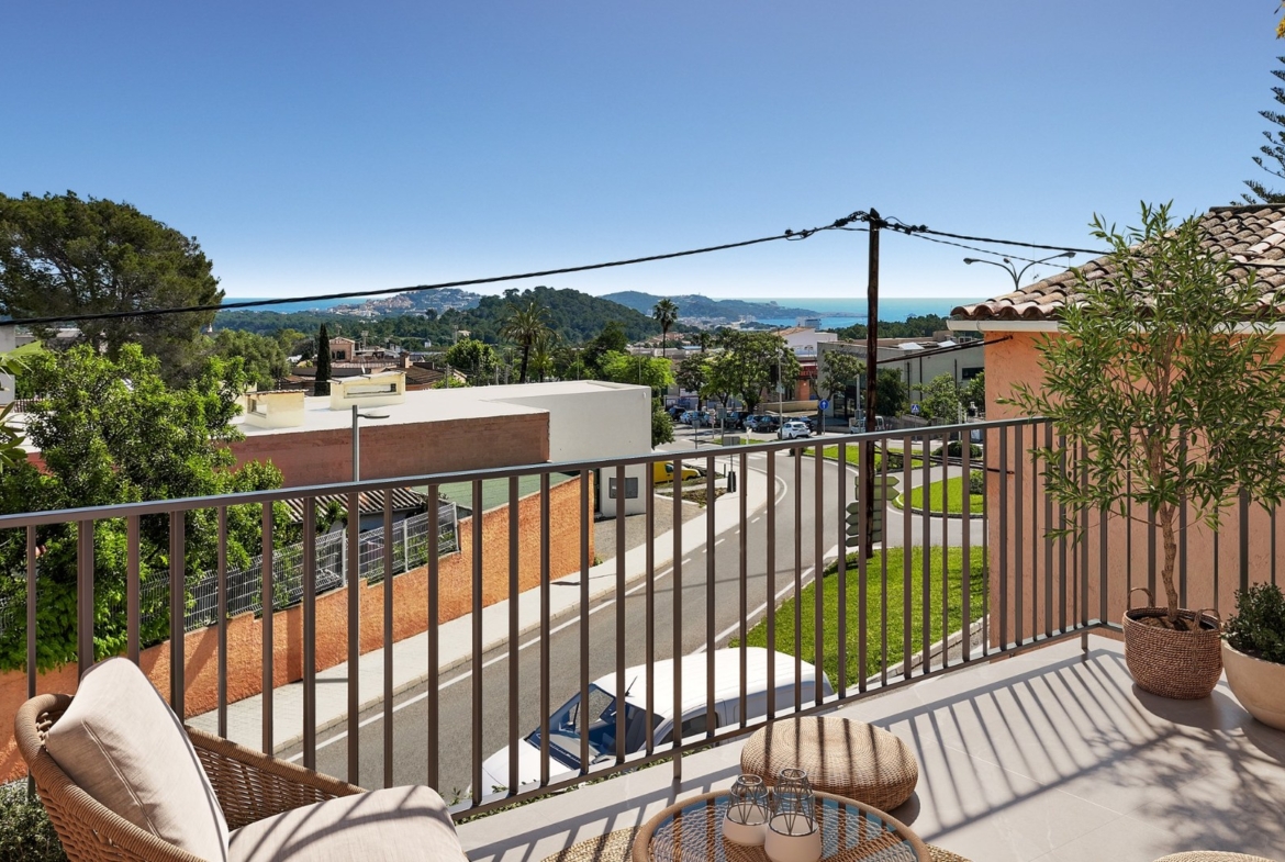 Balkon apartamentu Oli, Taylor Wimpey – widok na okolicę Capdepera i linie morza w tle.