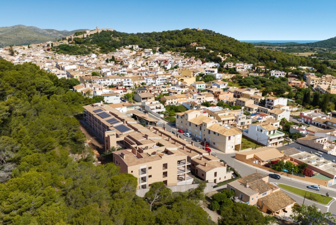 Oli – inwestycja deweloperska Taylor Wimpey w Capdepera, ujęcie na tle miejscowości