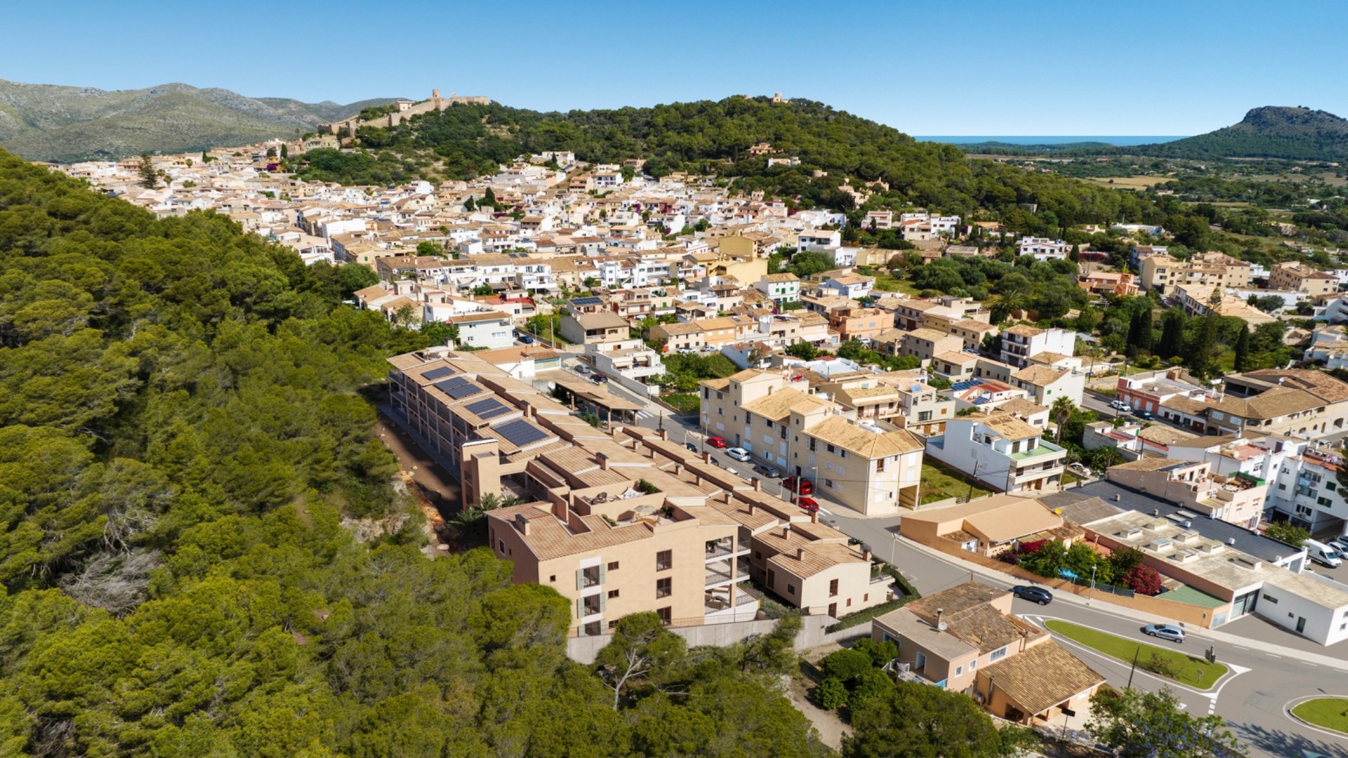 Oli – inwestycja deweloperska Taylor Wimpey w Capdepera, ujęcie na tle miejscowości