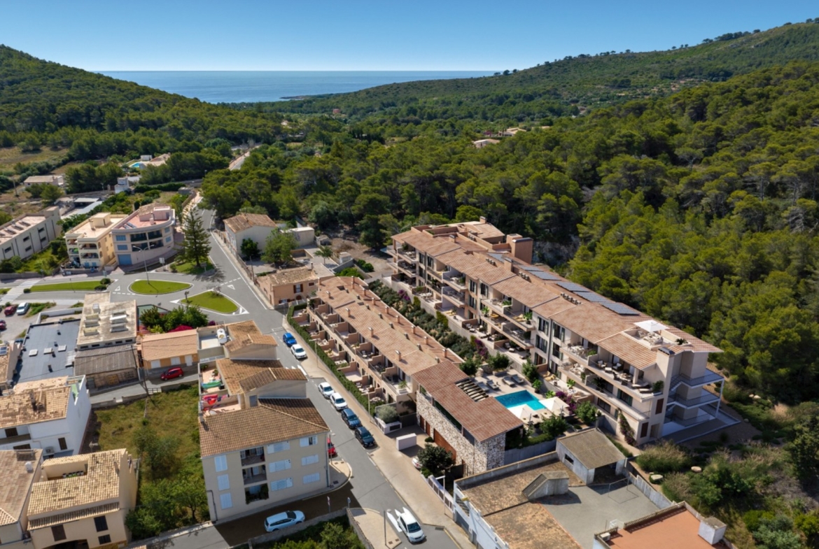 Oli, deweloper Taylor Wimpey – osiedle w Capdepera z panoramą i linią morza w tle