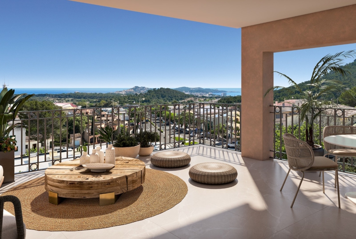 Taras w inwestycji Oli od Taylor Wimpey w Capdepera – szeroki widok na zatokę i okoliczną zieleń.