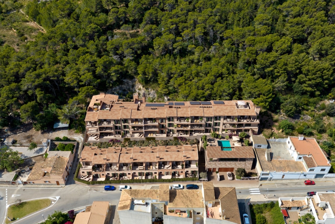 Oli – inwestycja Taylor Wimpey w gminie Capdepera, widok z lotu ptaka na osiedle przy lesie