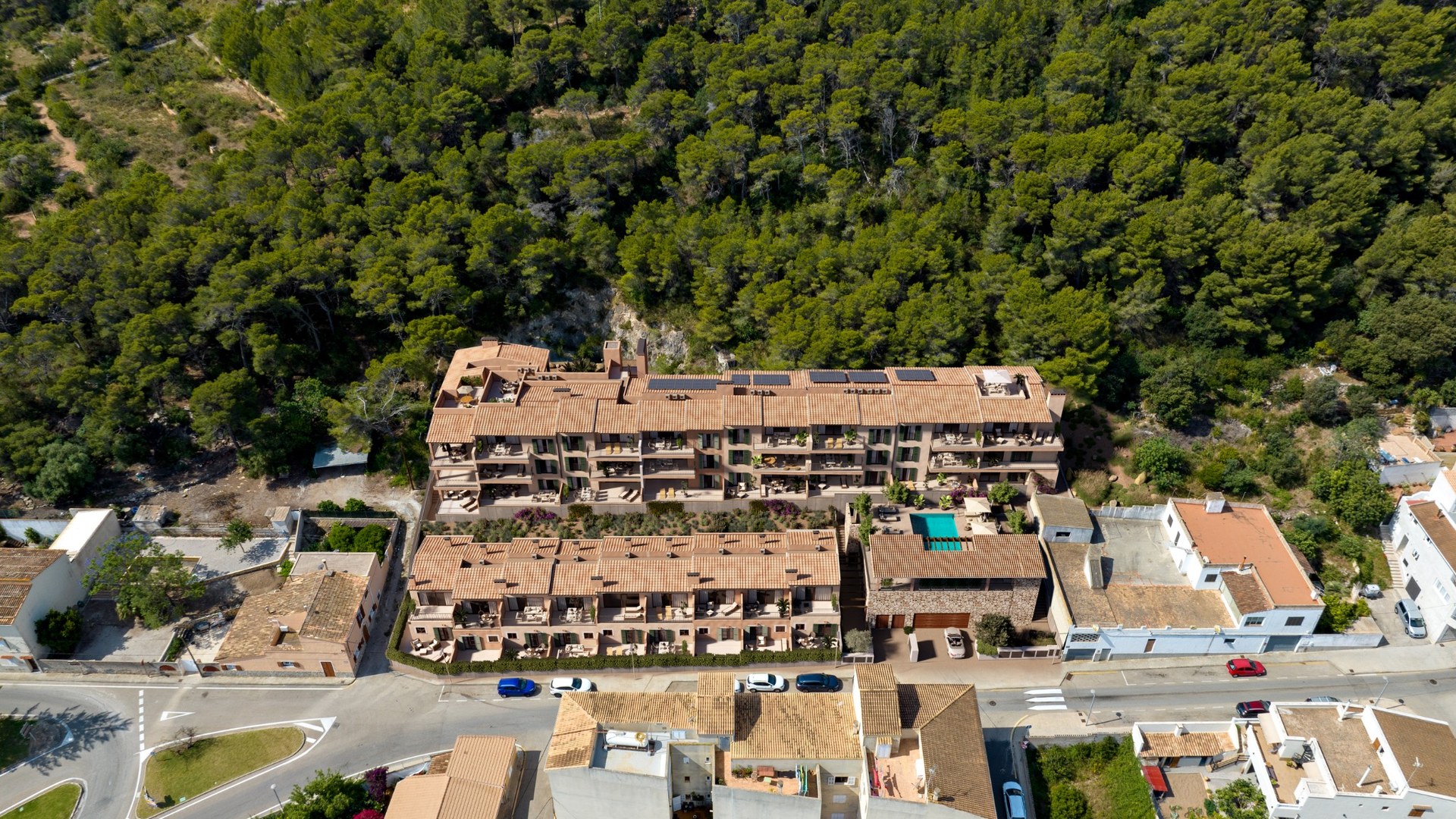 Oli – inwestycja Taylor Wimpey w gminie Capdepera, widok z lotu ptaka na osiedle przy lesie