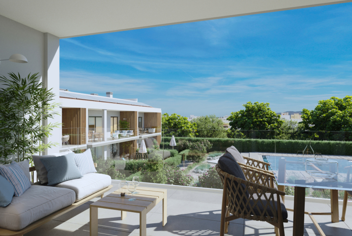 Balkon z zestawem wypoczynkowym i widokiem na ogród oraz basen.