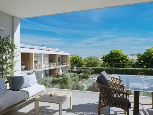 Balkon z zestawem wypoczynkowym i widokiem na ogród oraz basen.