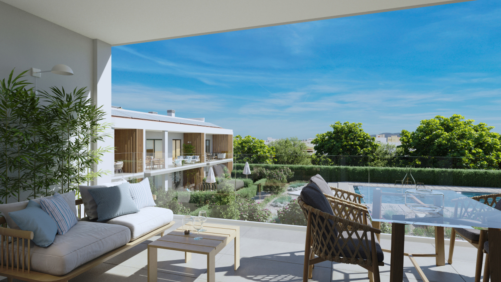 Balkon z zestawem wypoczynkowym i widokiem na ogród oraz basen.