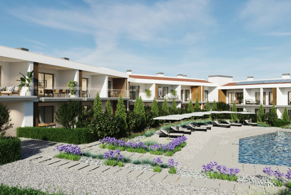 Strefa basenowa na dziedzińcu osiedla z leżakami i zielenią.