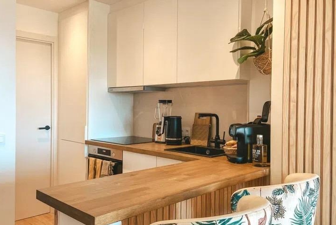 Praktyczna kuchnia z AGD i półwyspem roboczym – apartament w Sant Agustí, Palma de Mallorca.