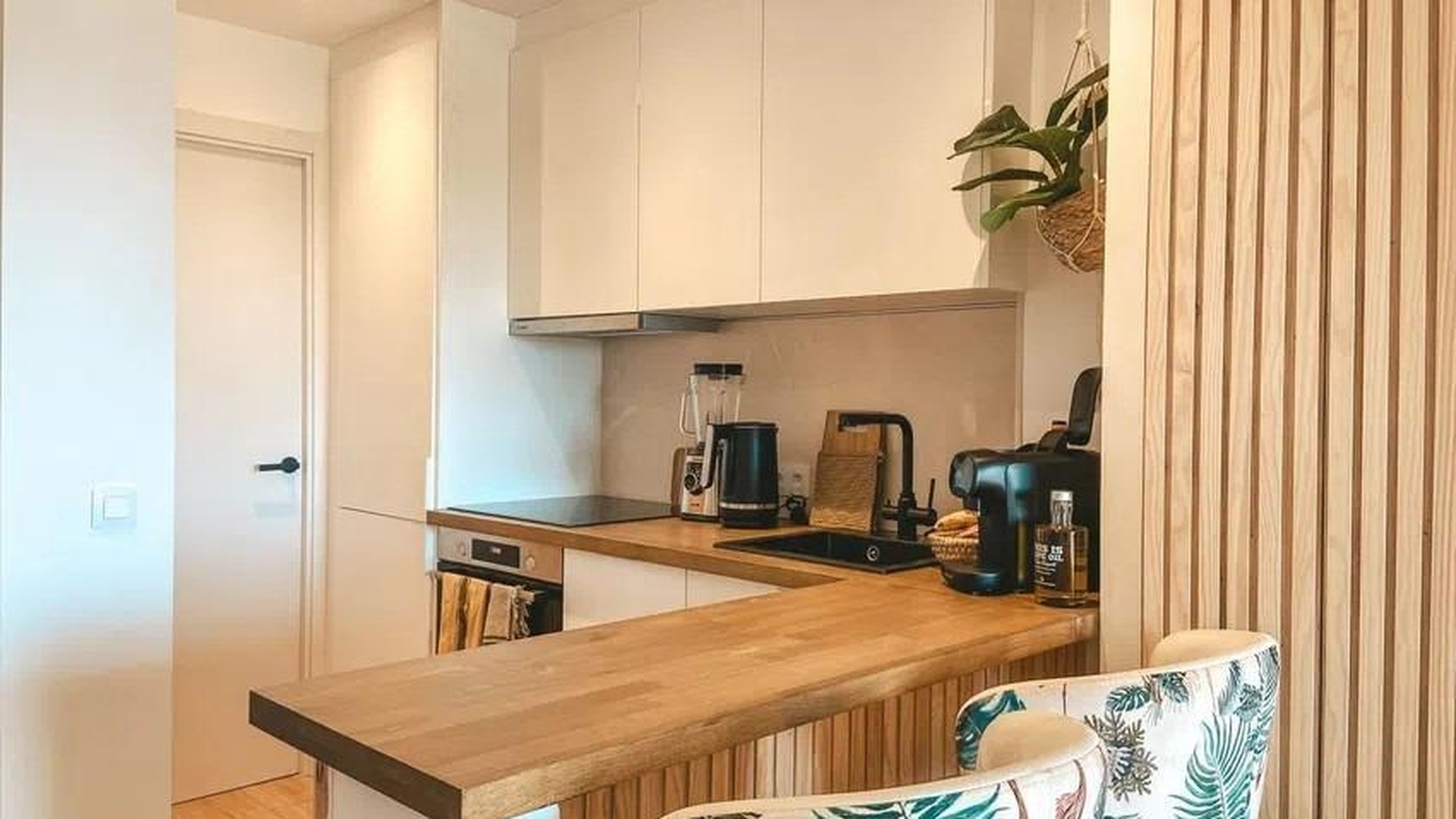 Praktyczna kuchnia z AGD i półwyspem roboczym – apartament w Sant Agustí, Palma de Mallorca.