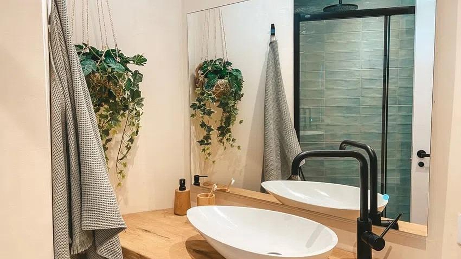 Nowoczesna łazienka z dużym lustrem, umywalką nablatową i wiszącymi roślinami – Sant Agustí, Palma de Mallorca.