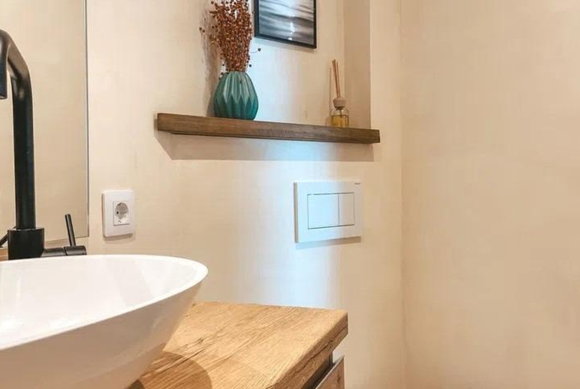 Minimalistyczna łazienka z umywalką nablatową i czarną armaturą – apartament w Sant Agustí, Palma.