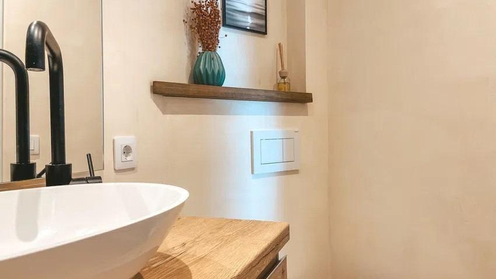 Minimalistyczna łazienka z umywalką nablatową i czarną armaturą – apartament w Sant Agustí, Palma.