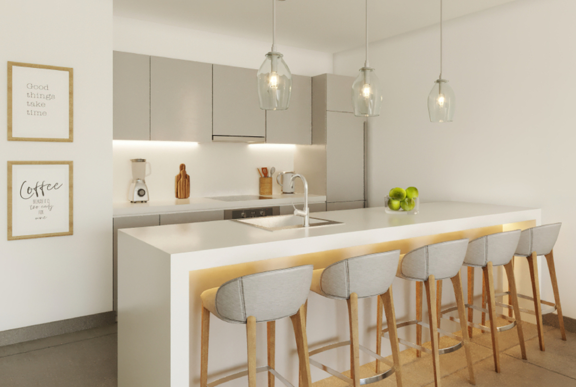 Jasna kuchnia z wyspą, oświetleniem LED i hokerami przy blacie.