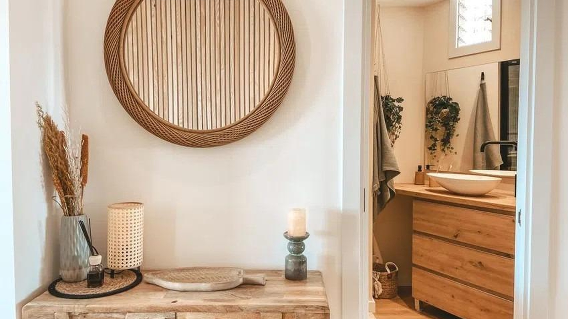 Przytulny przedpokój z okrągłym lustrem i drewnianą konsolą w apartamencie w Sant Agustí, Palma.