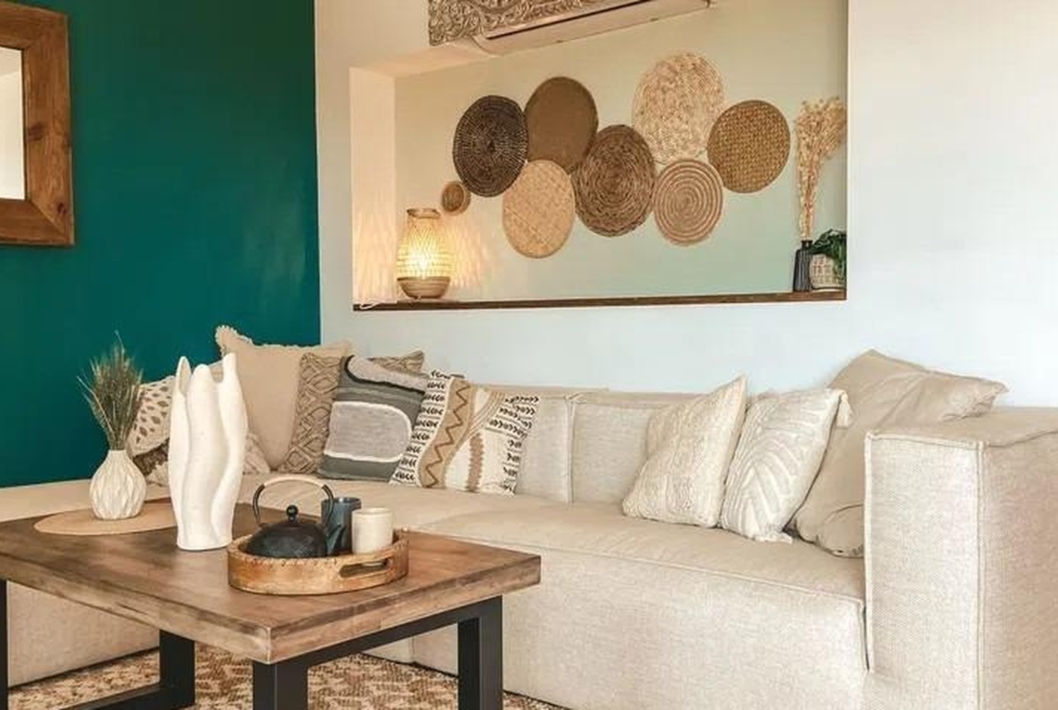 Kącik wypoczynkowy z beżową sofą i drewnianym stołem – apartament w Sant Agustí, Palma.