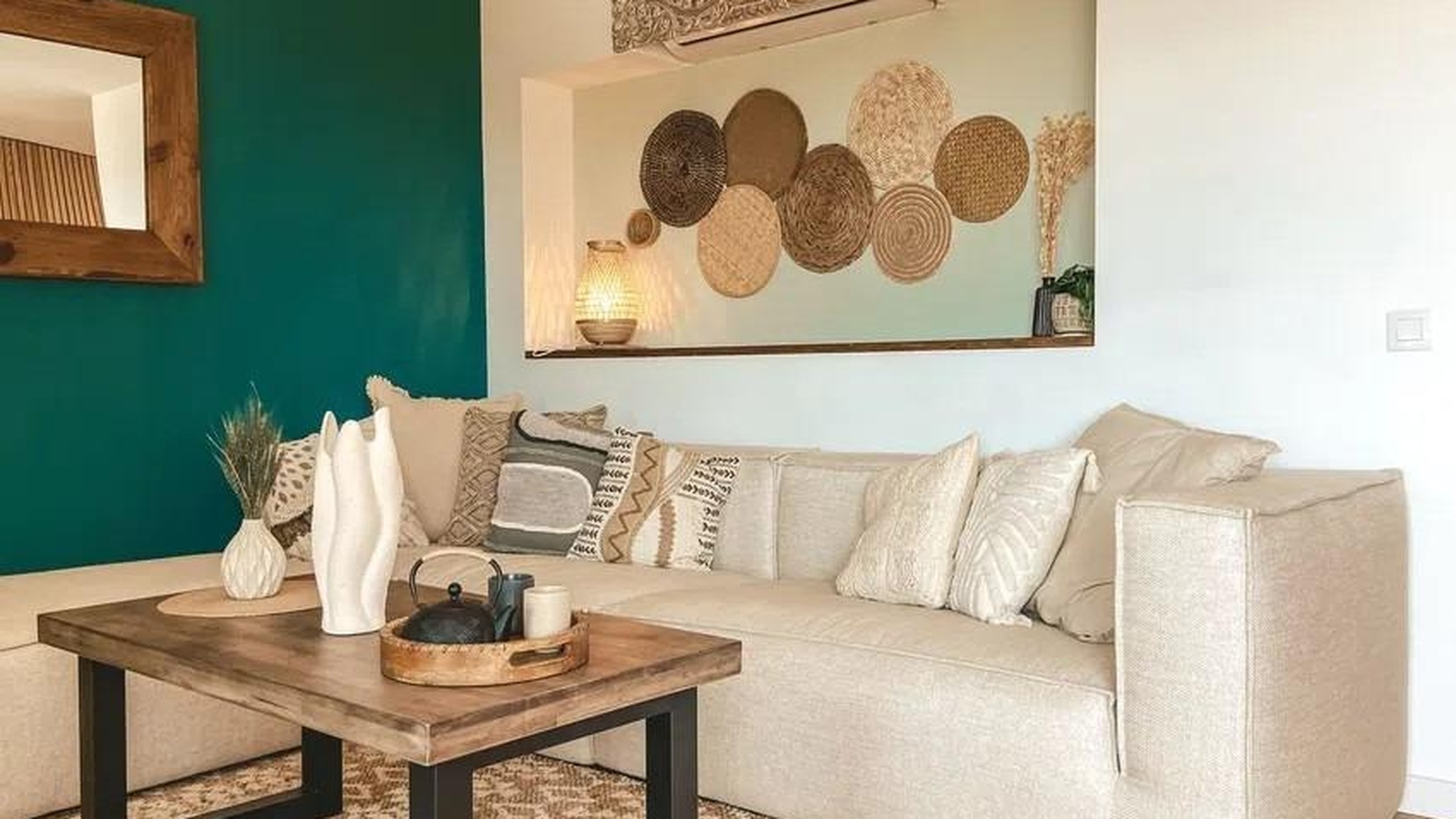 Kącik wypoczynkowy z beżową sofą i drewnianym stołem – apartament w Sant Agustí, Palma.