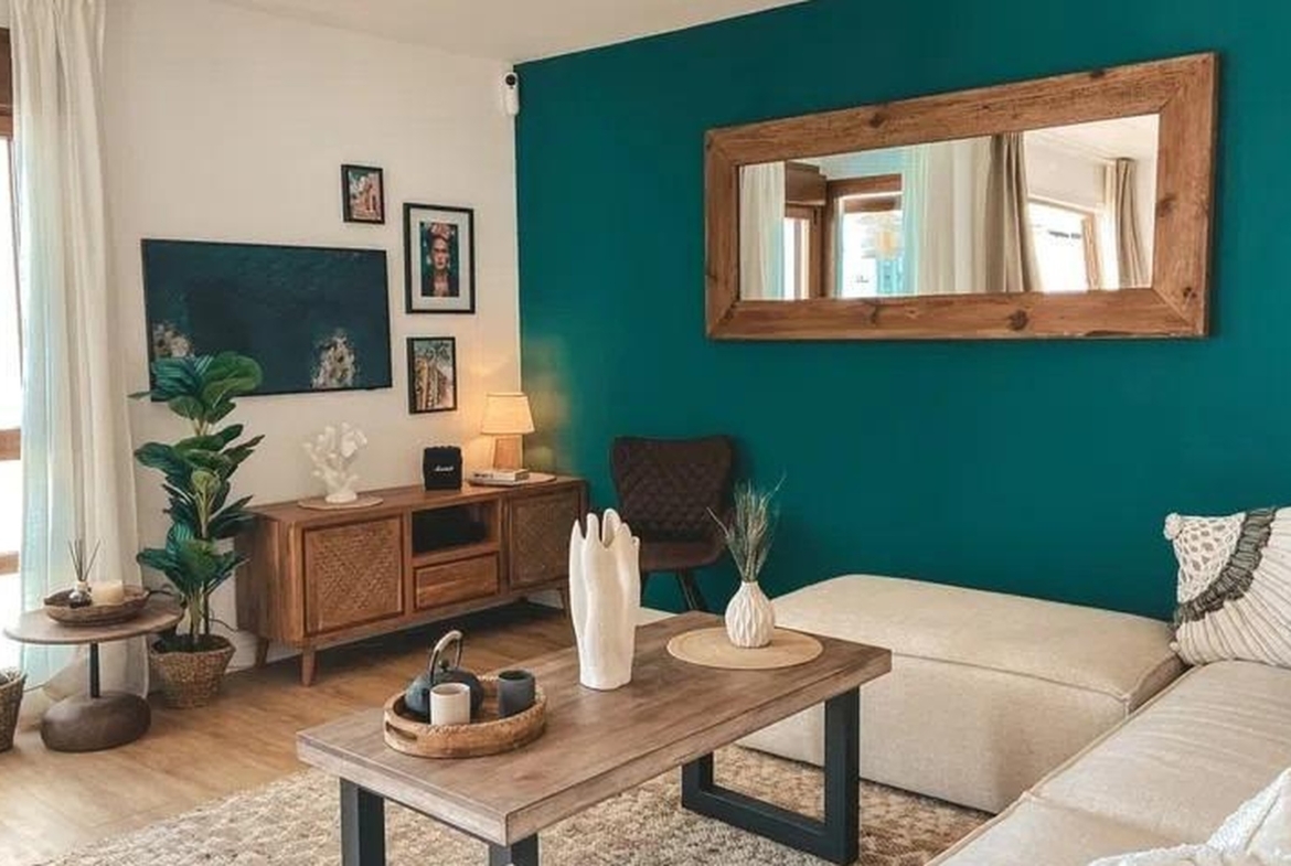 Kącik wypoczynkowy z beżową sofą i drewnianym stołem – apartament w Sant Agustí, Palma.