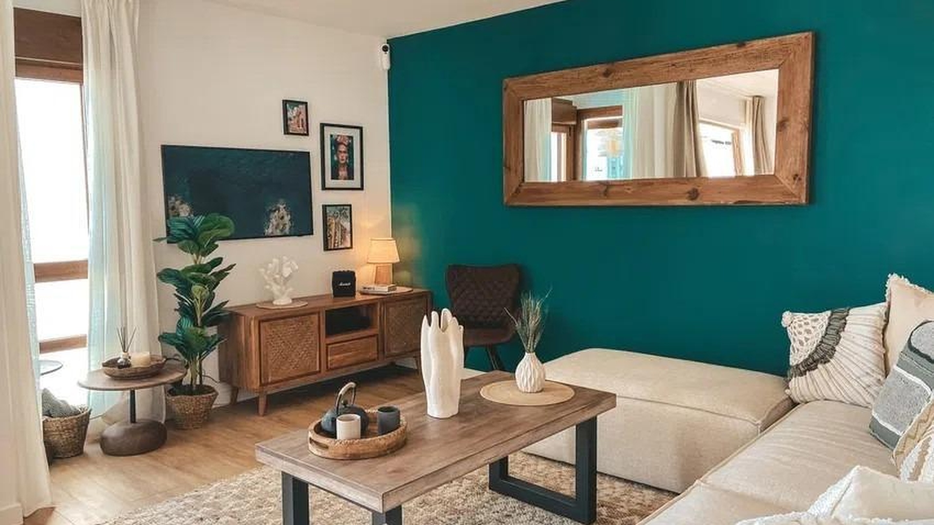 Kącik wypoczynkowy z beżową sofą i drewnianym stołem – apartament w Sant Agustí, Palma.