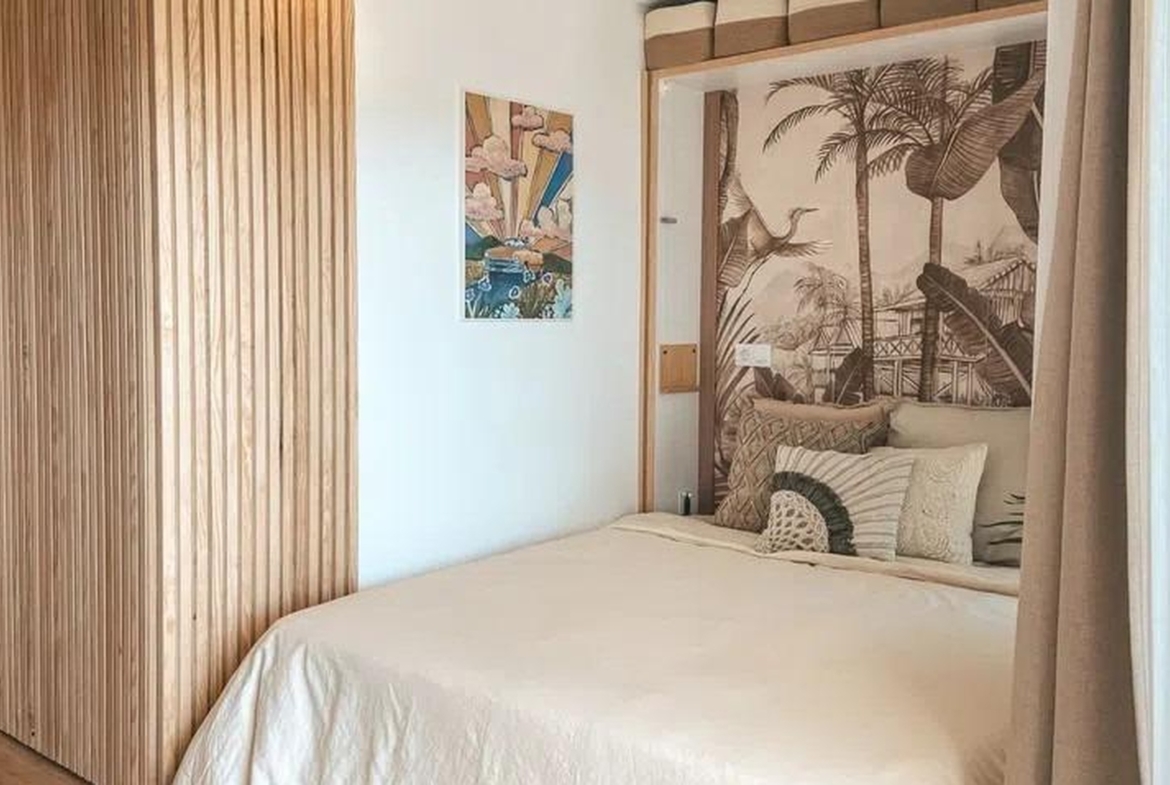 Przytulna sypialnia z lamelami drewnianymi i dekoracyjną tapetą – apartament w Sant Agustí, Palma.