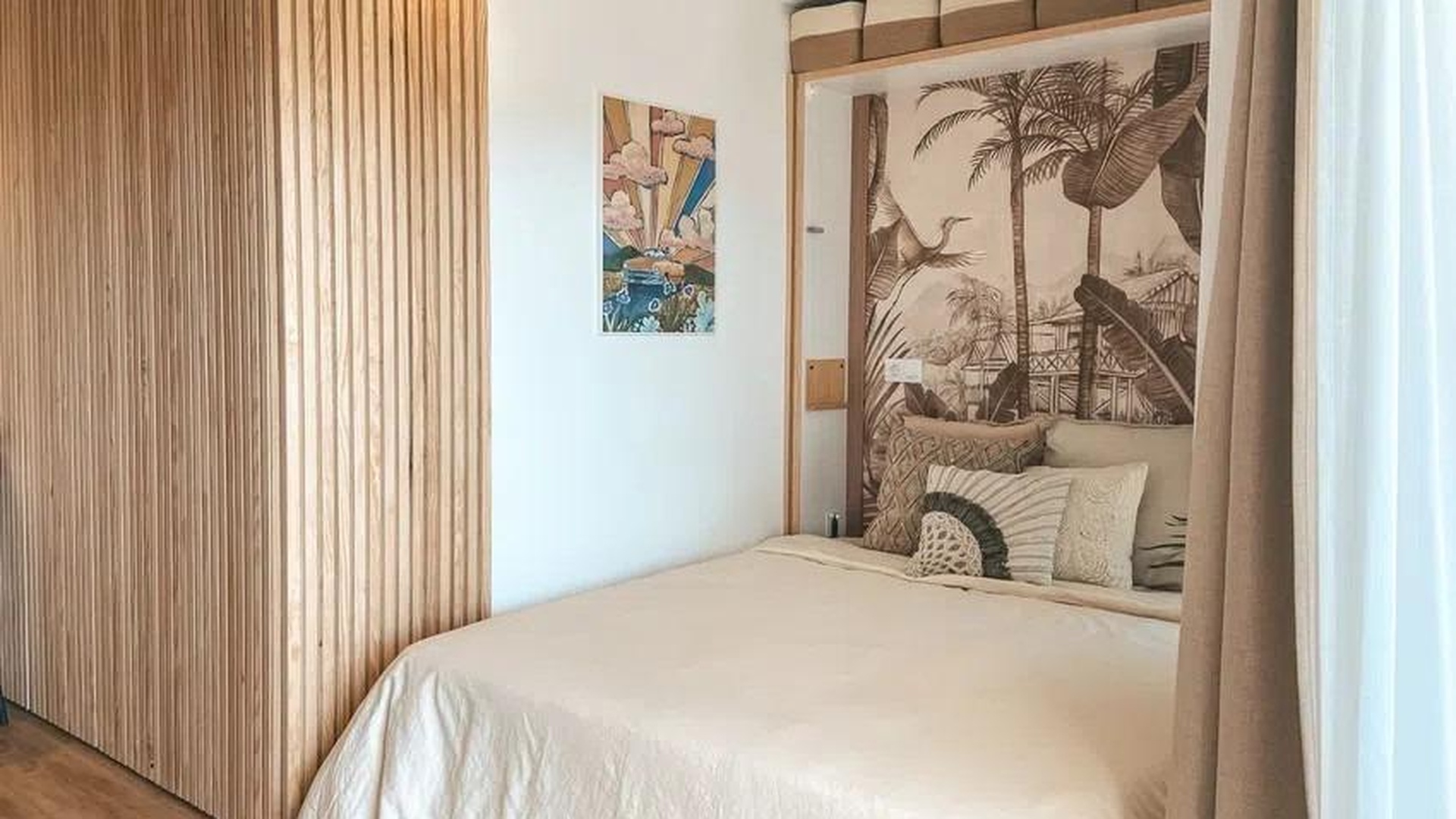 Przytulna sypialnia z lamelami drewnianymi i dekoracyjną tapetą – apartament w Sant Agustí, Palma.