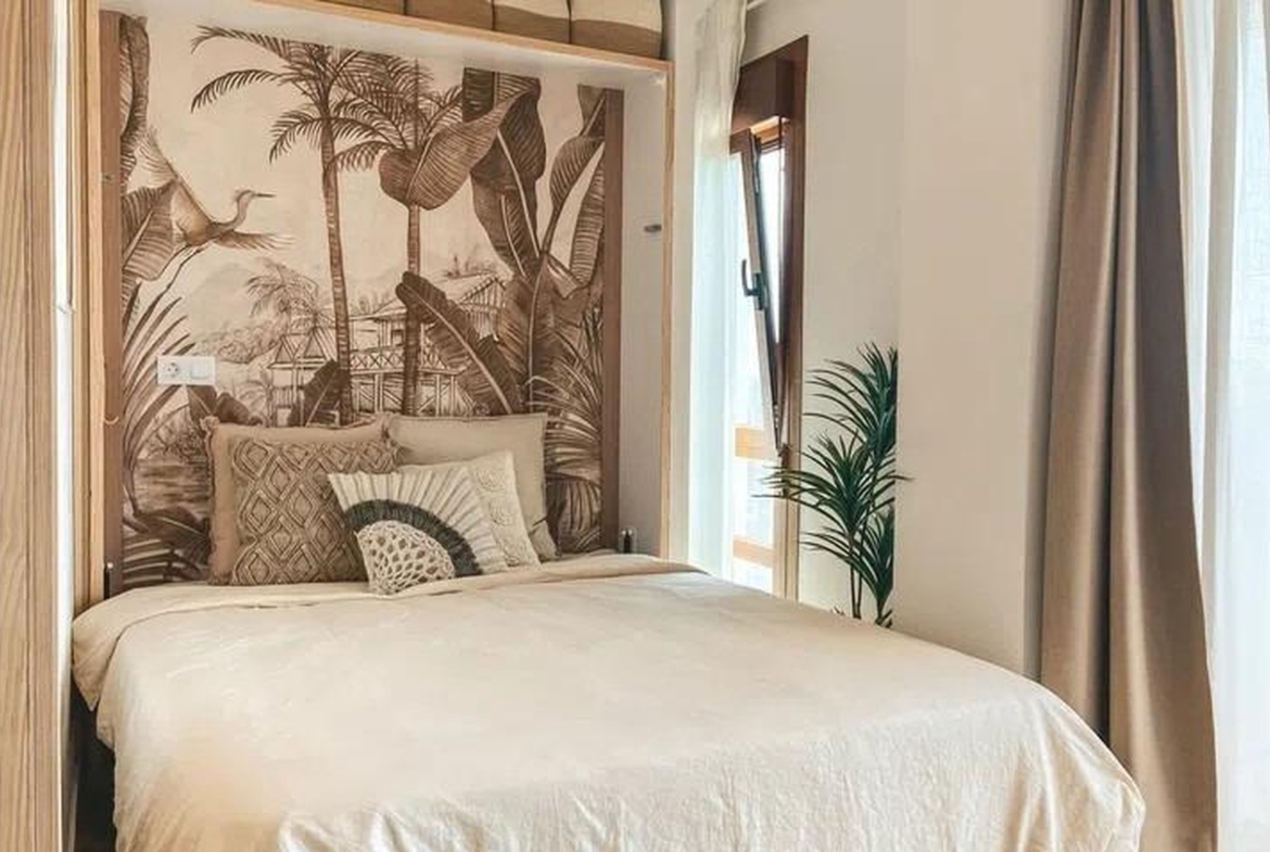 Przytulna sypialnia z łóżkiem i dekoracyjną tapetą – apartament w Sant Agustí, Palma.