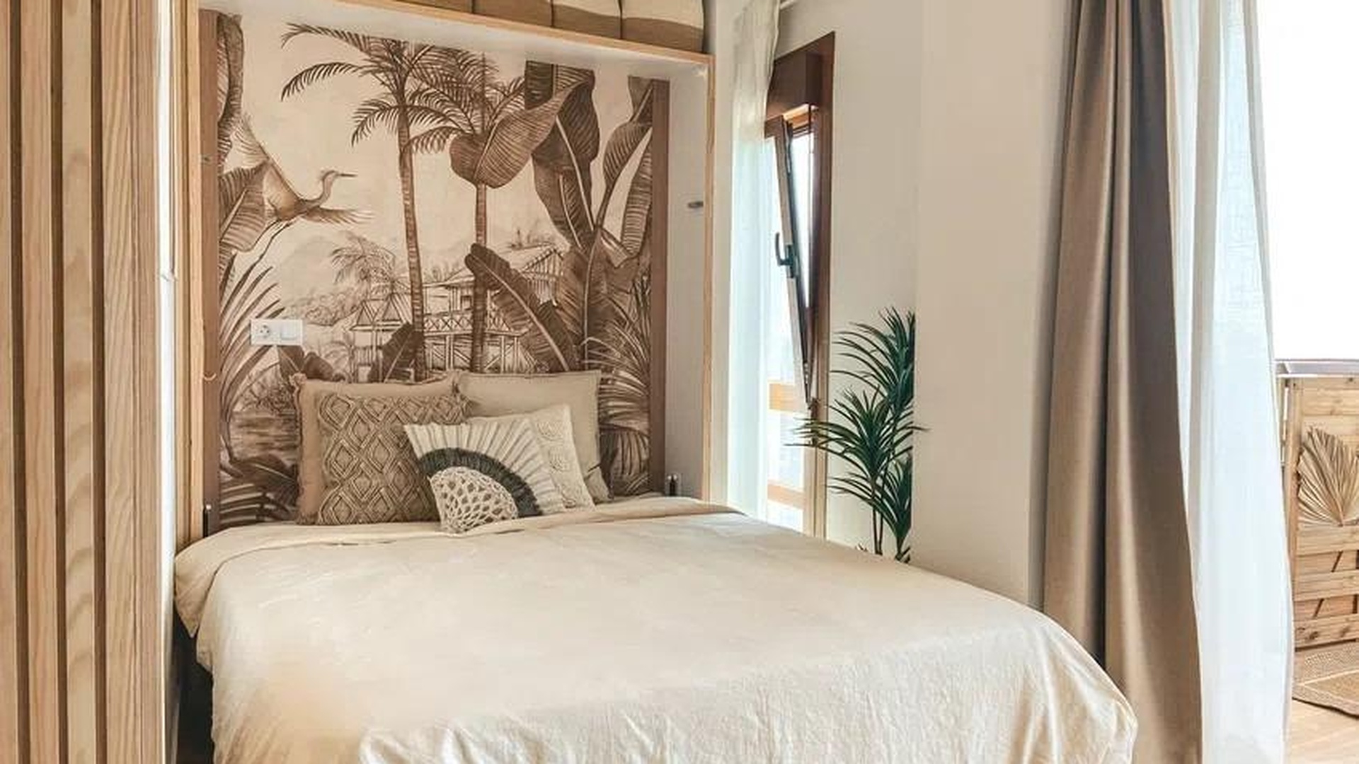 Przytulna sypialnia z łóżkiem i dekoracyjną tapetą – apartament w Sant Agustí, Palma.