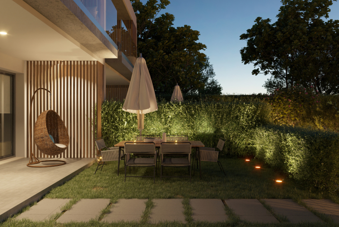Prywatny taras ogrodowy z nastrojowym oświetleniem i strefą jadalnianą.