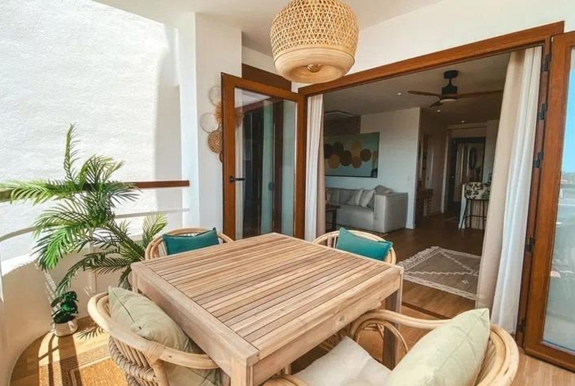 Przestronny taras z rattanowymi krzesłami i stołem, wyjście z salonu – Sant Agustí, Palma.