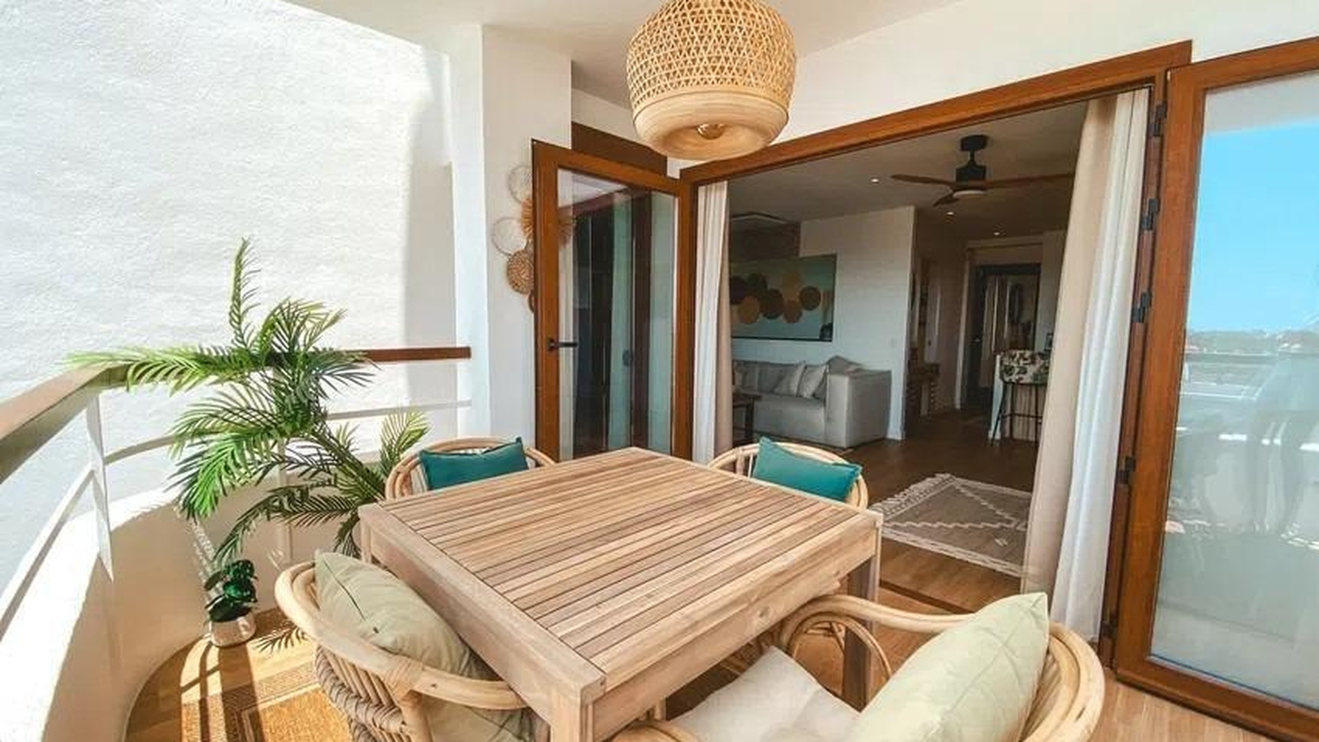 Przestronny taras z rattanowymi krzesłami i stołem, wyjście z salonu – Sant Agustí, Palma.