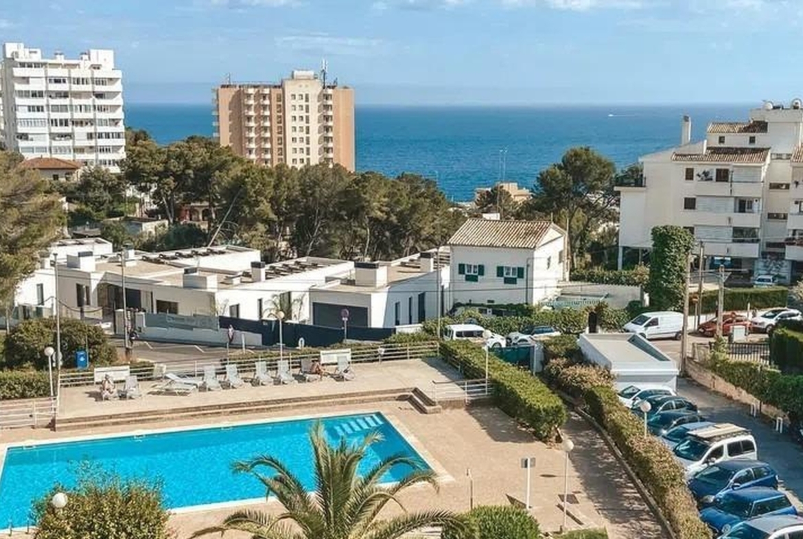 Panorama osiedla z basenem oraz błękitnym morzem w tle – Sant Agustí, zachodnia Palma.